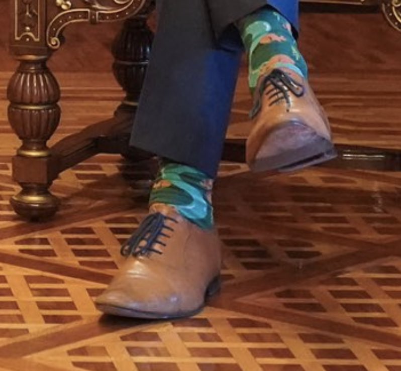 rigonav's tweet photo. Qué raro que @bartije no haya criticado los mocasines de @JustinTrudeau https://t.co/HhXNxbjblp