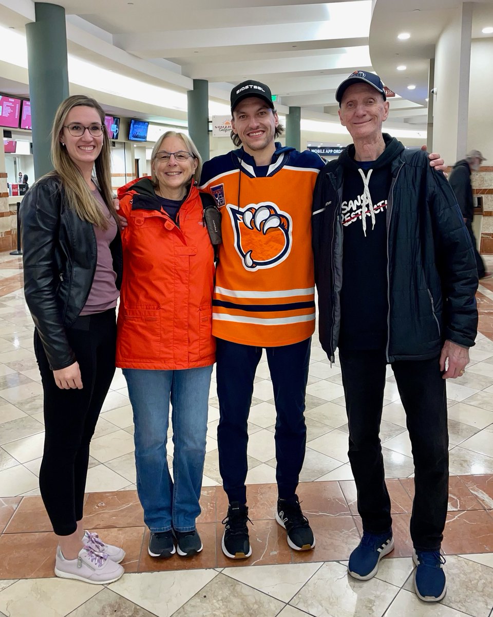 EdmontonOilers's tweet photo. Desharnais fam is in the house 🥰 https://t.co/9uxoZ48lAr