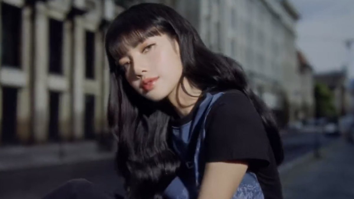 bIackpinkloops's tweet photo. LISA EVERYONE https://t.co/6G2b429Jk7