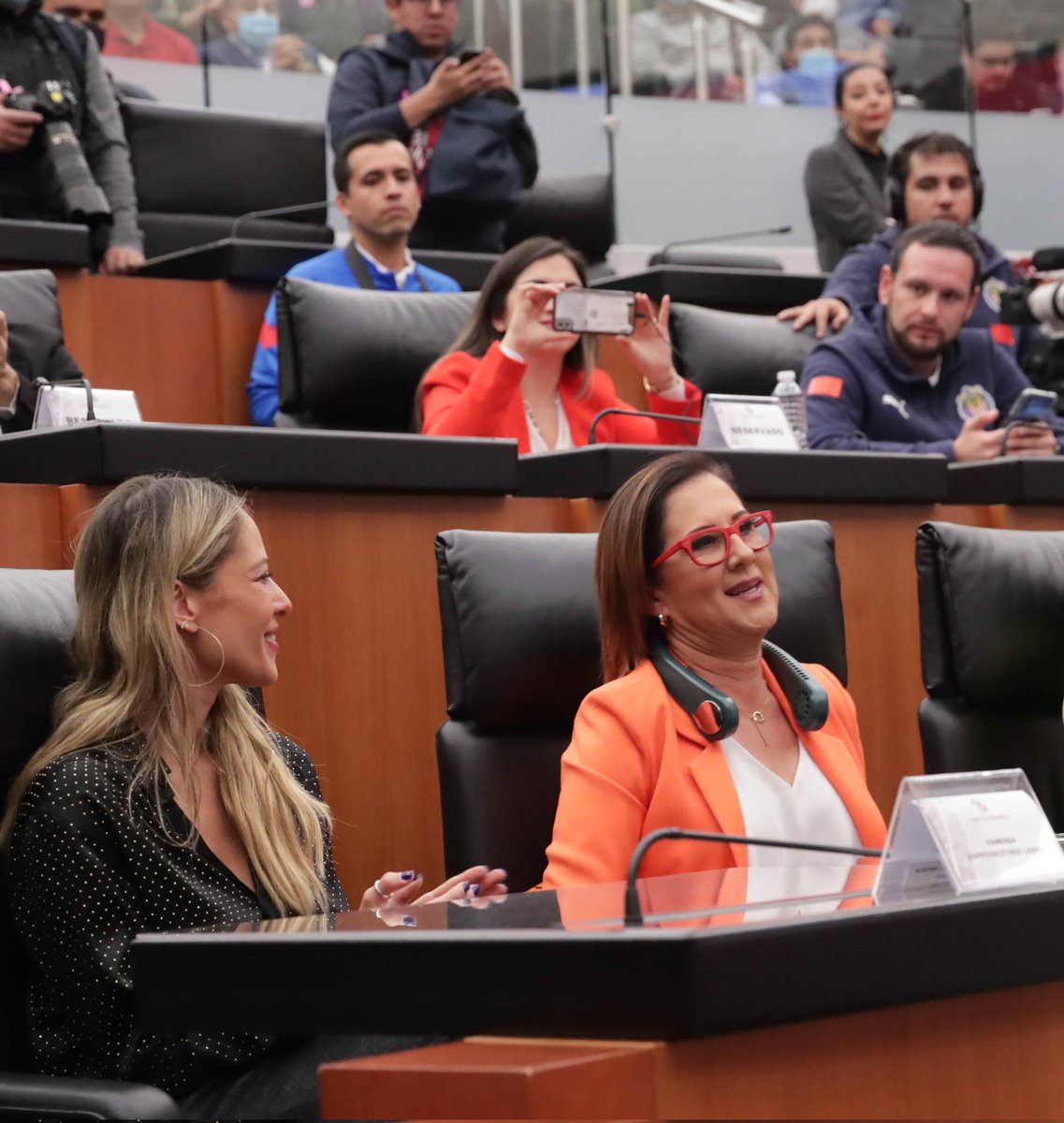 Geo_Gonzalez's tweet photo. Muy agradecida con el @senadomexicano y con el Dr @RicardoMonrealA por el reconocimiento a mi trayectoria dentro del ámbito de la comunicación y periodismo deportivo. El número de mujeres ganando espacios va en aumento y seremos más! Felicidades a mis compañeras, ha sido un honor https://t.co/yIYpG4XyLV