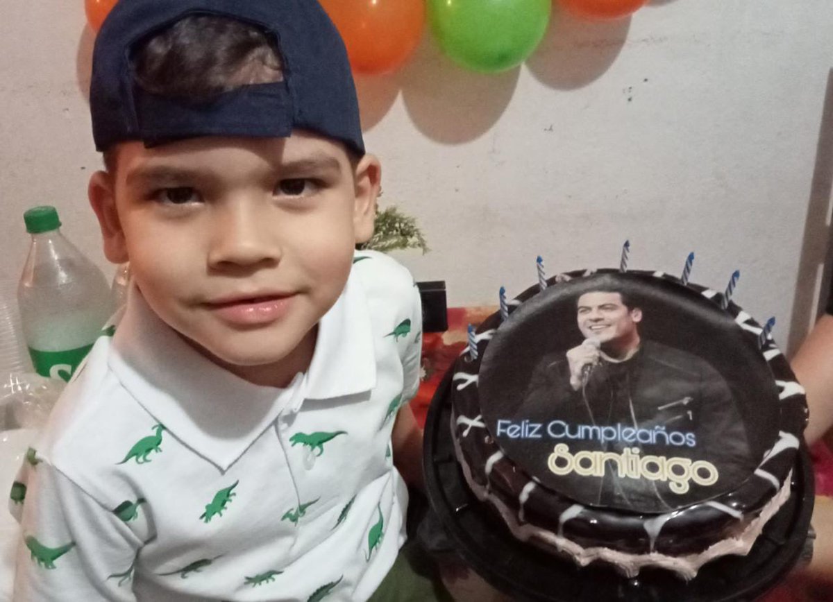 QNadieTeDigaQNo's tweet photo. Y nuestro nuevo #MiniRiverista queria su pastel de #CarlosRivera y se cumplió @_CarlosRivera
😊😊😊😊😊😊😊😊😊😊
#Riveristas #Fans #QNadieTeDigaQNo 💜 https://t.co/Uec4SJaBG2