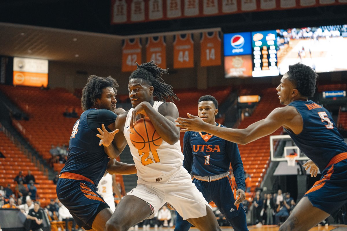 UTEPMBB's tweet photo. 1st half action 📸 ⛏️

#PicksUp | #RiseUp915 https://t.co/W1jJWQz1Rt