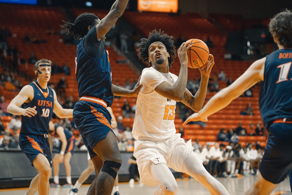 UTEPMBB's tweet photo. 1st half action 📸 ⛏️

#PicksUp | #RiseUp915 https://t.co/W1jJWQz1Rt