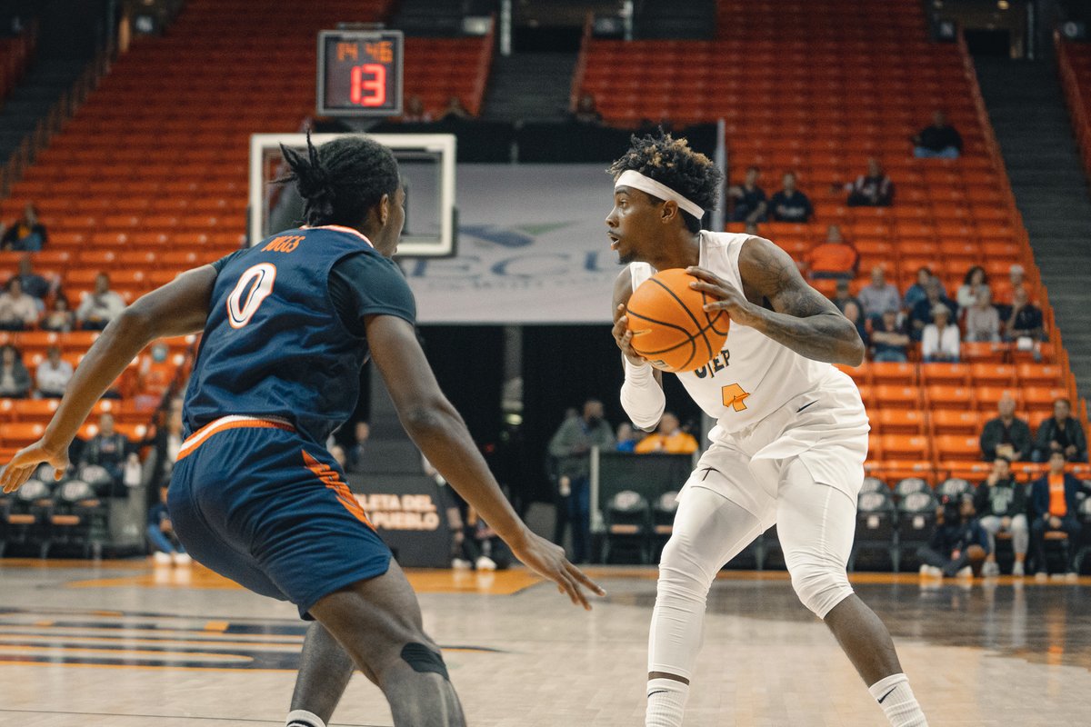 UTEPMBB's tweet photo. 1st half action 📸 ⛏️

#PicksUp | #RiseUp915 https://t.co/W1jJWQz1Rt