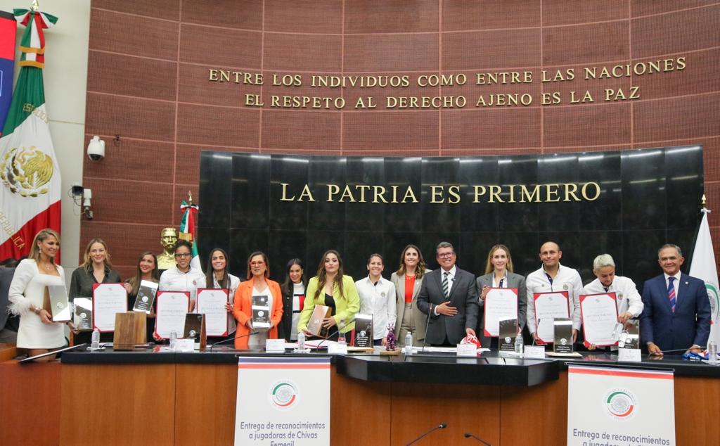 Geo_Gonzalez's tweet photo. Muy agradecida con el @senadomexicano y con el Dr @RicardoMonrealA por el reconocimiento a mi trayectoria dentro del ámbito de la comunicación y periodismo deportivo. El número de mujeres ganando espacios va en aumento y seremos más! Felicidades a mis compañeras, ha sido un honor https://t.co/yIYpG4XyLV