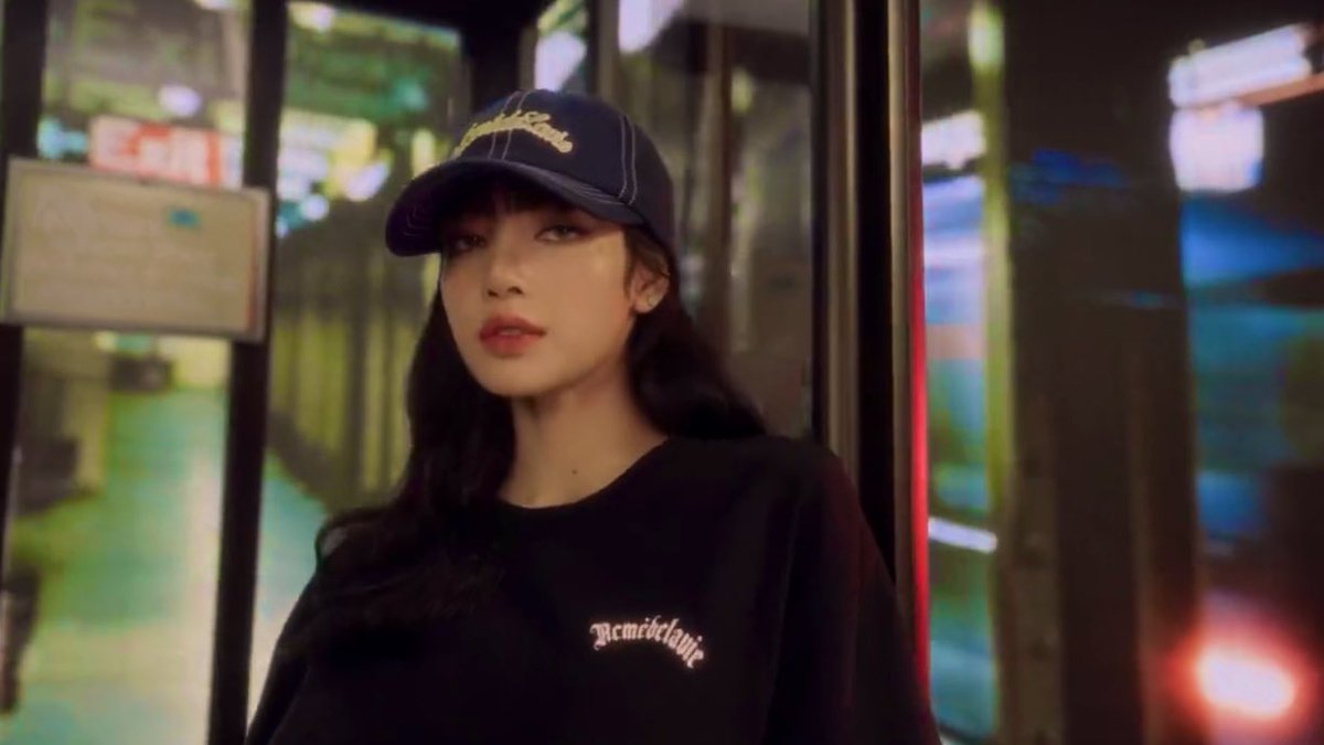 hourly lisa (@lalisahouriy) on Twitter photo 