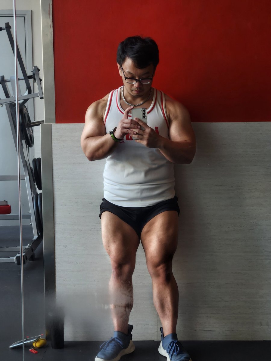 Morning leg pump! Please grow bigger! 
#legday #legworkout #asianmuscle #AsianMuscleMen #fitness #FitnessMotivation