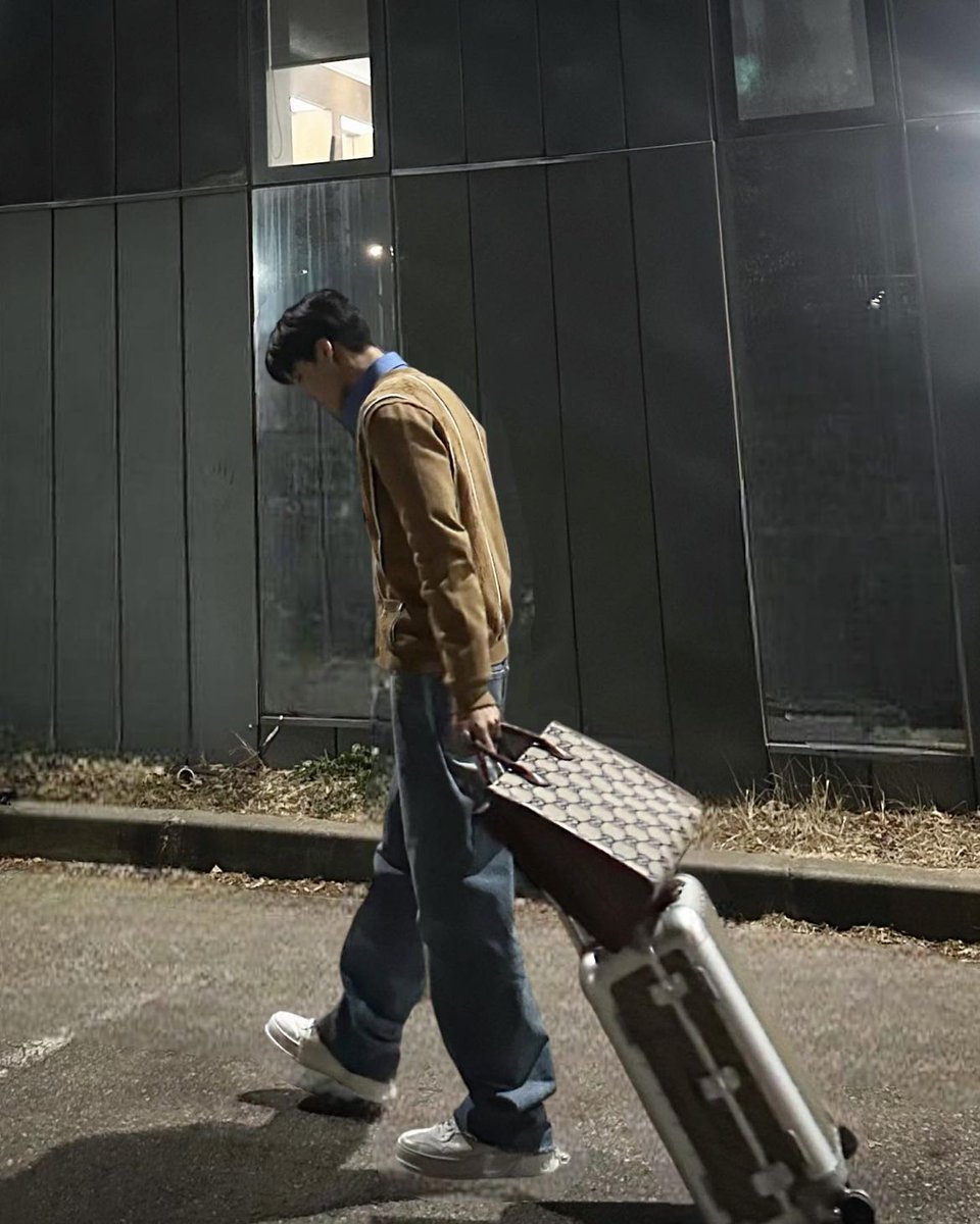 EXOGlobal's tweet photo. [OFFICIAL] 230112 #KAI Instagram Update
https://t.co/ESakR4F5J2

“I’ll be back~
#gucci @gucci”

#EXO #엑소 @weareoneEXO https://t.co/KMgPl9lFJn