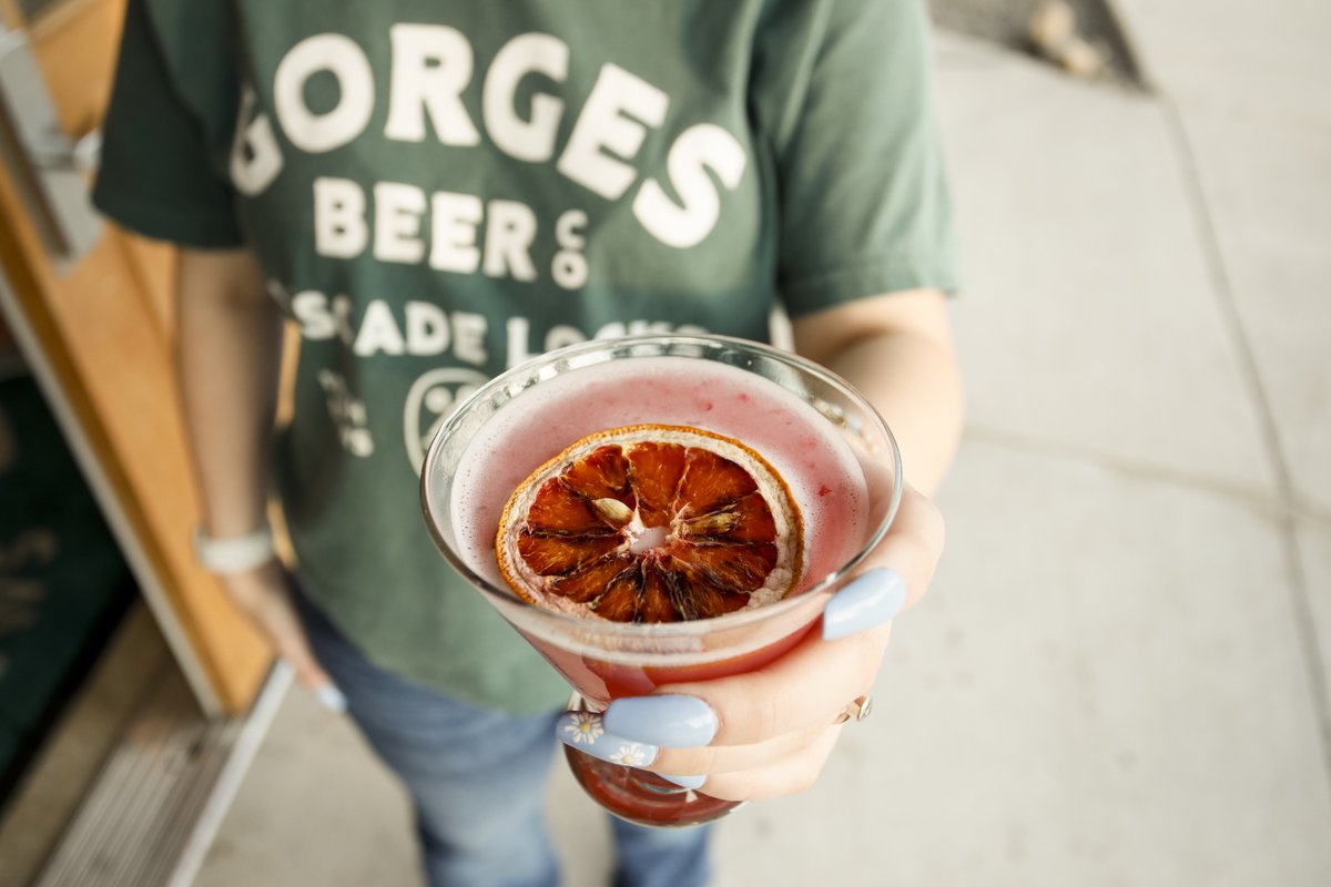 Cocktail Masterclass with Kelli a week from Friday!
. 
For $25 (incl gratuity), learn cocktail basics, and compete in a "Top Chef" style contest to see if you can make the best cocktail.  

5pm - 6pm next Friday, 1/20.  

#pnw #oregon #columbiarivergorge #cocktails #mixology