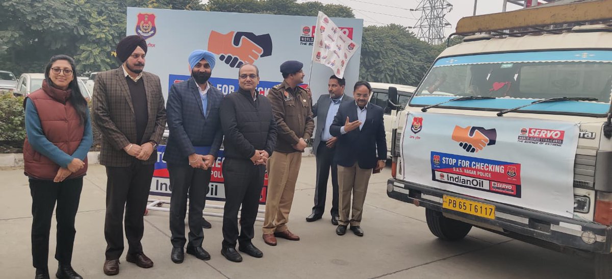ioclpunjab's tweet photo. #Servo branded barricades have been handed over to SSP, Mohali, Dr. Sandeep Garg(IPS) by CGM, Lubes,Sh. Girish Jain,@ioclpunjab.  Vehicle flagged off from SSP Office for placing at entry &amp; exit boundaries of Distt Mohali &amp;  Fatehgarh Sahib.
@IndianOilcl 
@DirMktg_iocl
#SSPMohali https://t.co/aLnnd28D1Y