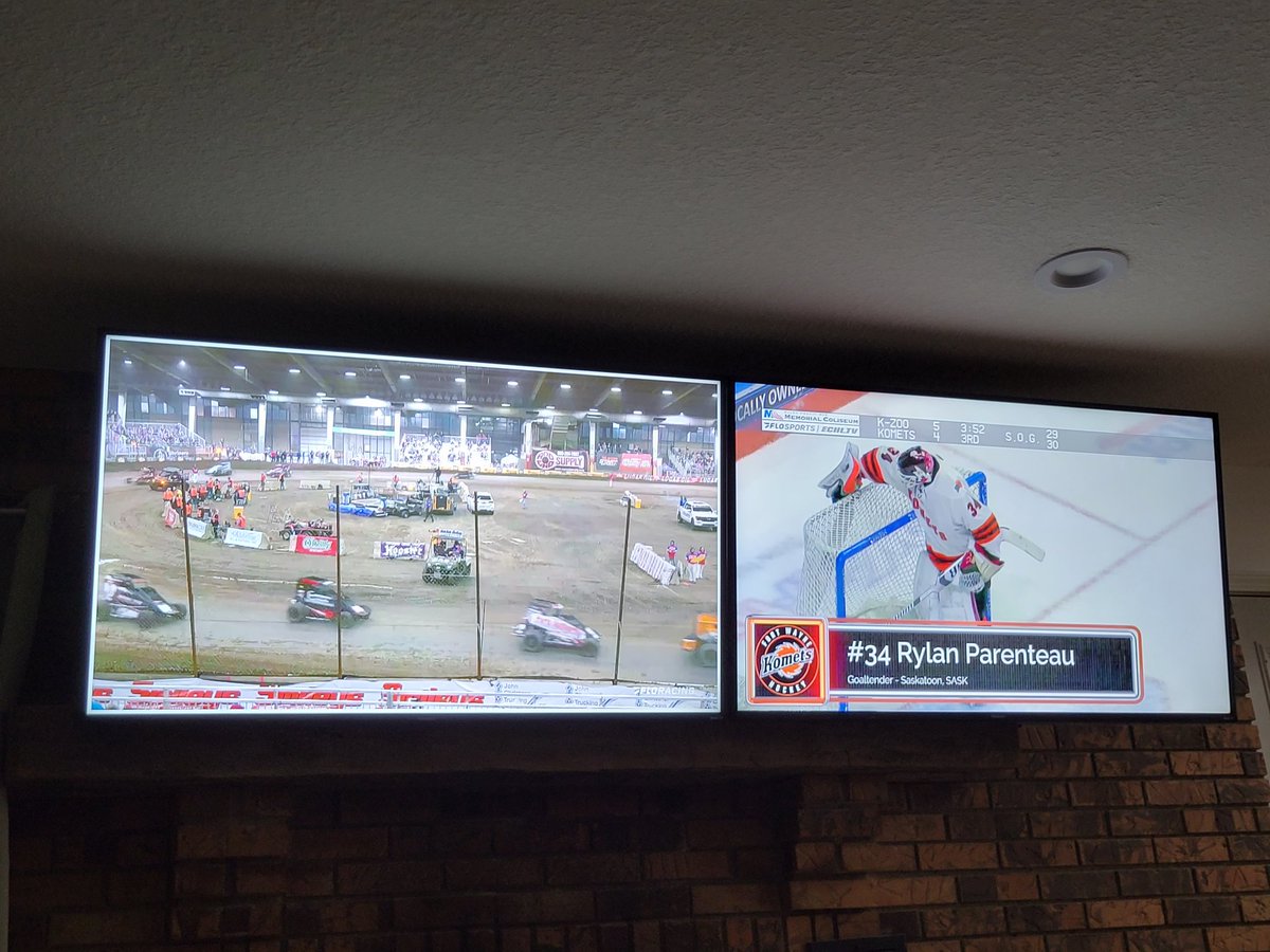 hurd_leslie's tweet photo. Chili bowl and Komet hockey!  #tweetyourfloseat 
@FloRacing @NosEnergyDrink https://t.co/sVQF6MIZ9t
