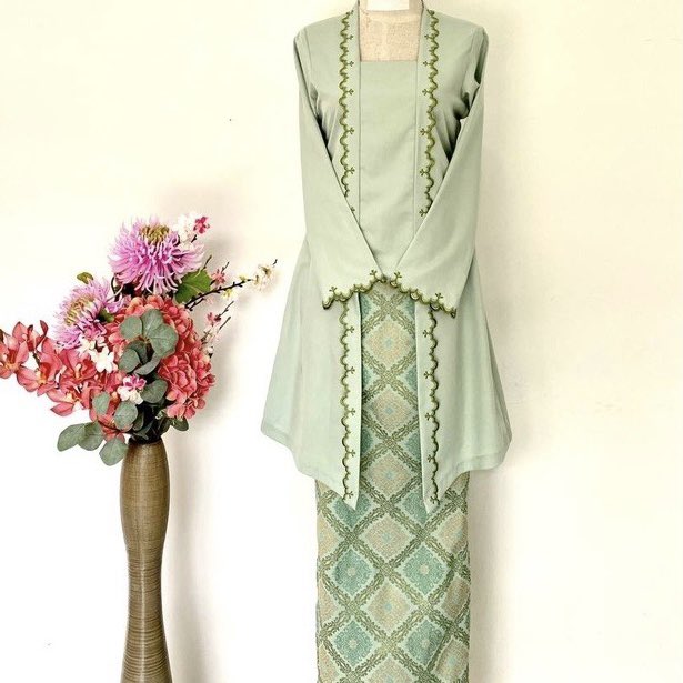 Look at this classic kebaya songket from Hanna Rauda. The embroidered  details and the soft tone colour, perfect for this Raya!