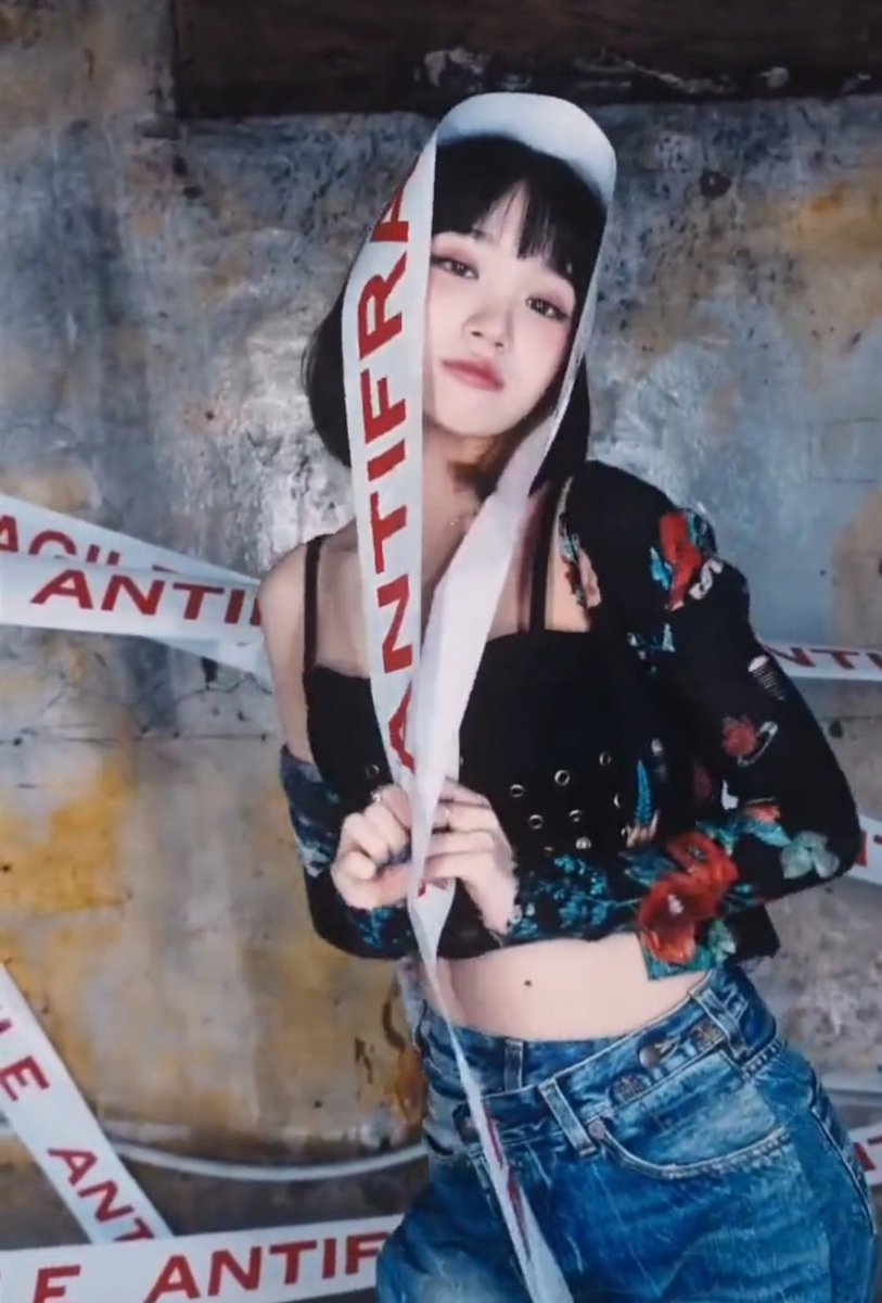 hourchaewon's tweet photo. its illegal to be this attractive https://t.co/vaFf0YptMz