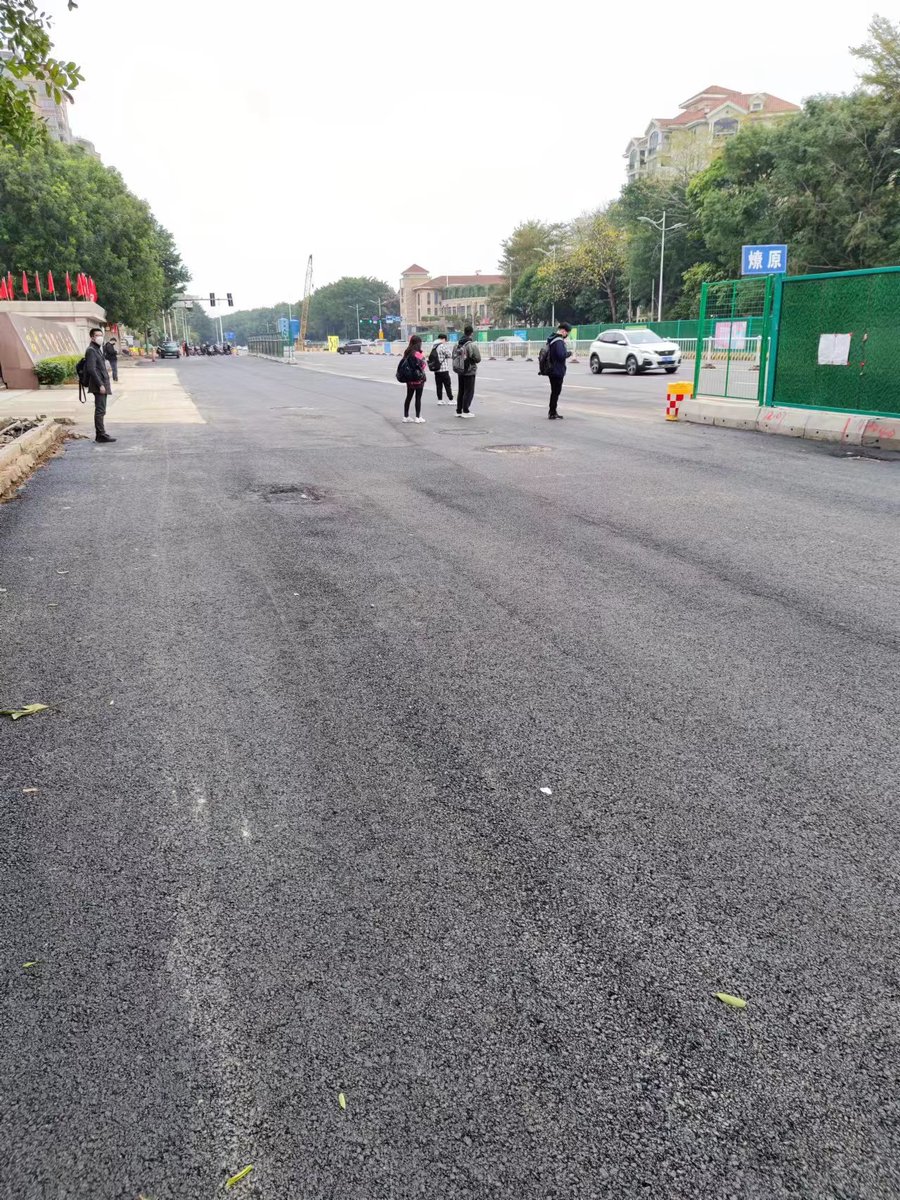 aabb816816's tweet photo. 省城GDP：把好好的绿化带和自行车道铲平，重新铺一遍柏油，3车道变成5车道，问题是这边变宽了，前面一公里处，十字路口上过江大桥和二环的道还是3车道，有意义吗？ https://t.co/QzOVzb9uWD