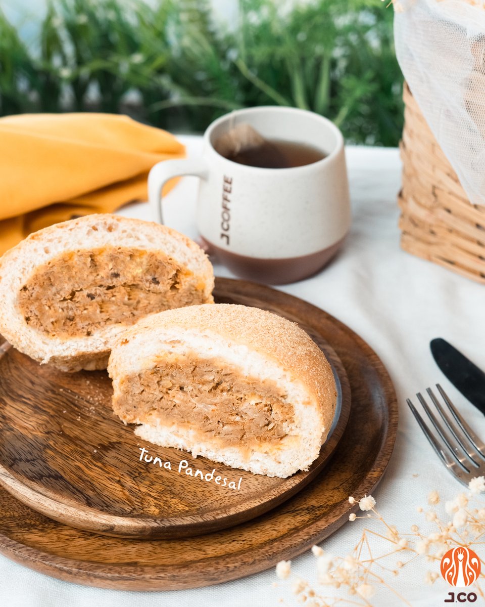 JcoPHtweets's tweet photo. Let’s turn up the yum factor with a perfect bite!
Our #JCOPastry #TunaPandesal is available at selected https://t.co/iBDF4mJFqh Stores! Have a picnic today!
#ILoveJCO https://t.co/zhAPiaSlYW