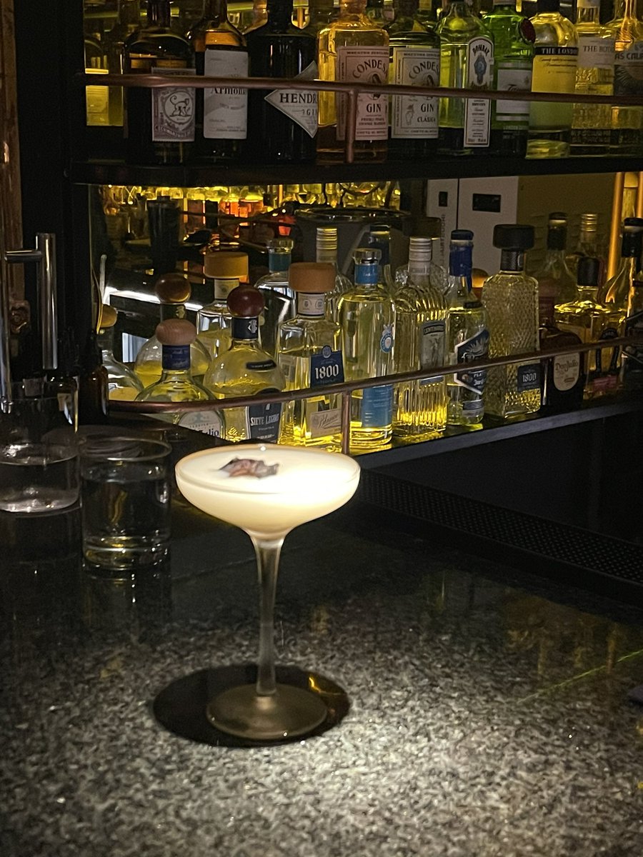 BRUXOMEZCAL's tweet photo. Chucho Cabrera at The Midnight Monkey https://t.co/sxP3qwyVda
