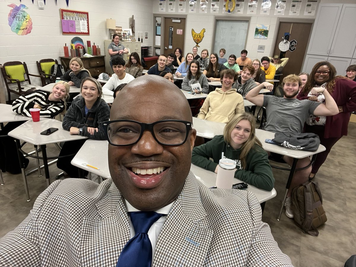 DrSetItOff's tweet photo. Today, Charity White (@sheacademicallylocdn) and I completed four workshops at Elberta High School. The topics are ”Dress to Impress” and “Interviewing Skills.”
#DrSetItOff https://t.co/twCeXtwIta