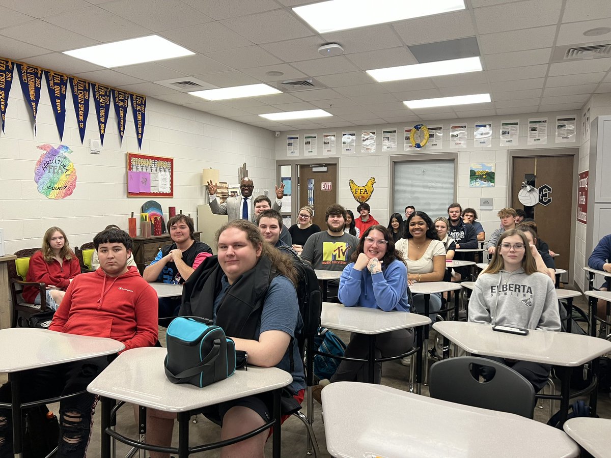 DrSetItOff's tweet photo. Today, Charity White (@sheacademicallylocdn) and I completed four workshops at Elberta High School. The topics are ”Dress to Impress” and “Interviewing Skills.”
#DrSetItOff https://t.co/twCeXtwIta