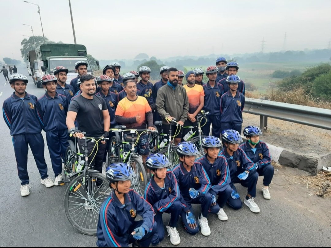ArvindKapoorTYG's tweet photo. Day 6. Pic of the Day. Atmanirbhar Bharat ka Safar Swavalamban ki Aur #Sabarmaticyclerally. We thank the members of GJ16 Cycling team for joining the rally and motivating the cadets.
They also helped in negotiating traffic at Bharuch.
@NCC_Dte_Gujarat
@GovernorofGuj
@CMOGuj https://t.co/3Pi4uTVIya