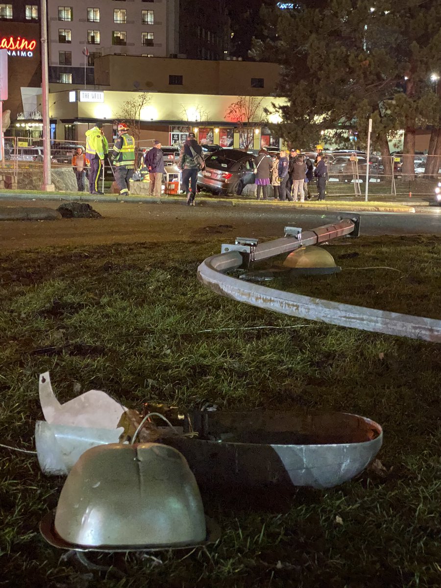 SkydiveVanIsle's tweet photo. Emergency Vehicles by the casino downtown Nanaimo. Single Motor Vehicle drove across the grass and hit a barrier and the fountain. Driver receiving medical attention. I’d stay out of the area for the next couple hours. #Nanaimo @1069thewolf @NanaimoNewsNOW @1023TheWave https://t.co/S1K5rDJ60Z