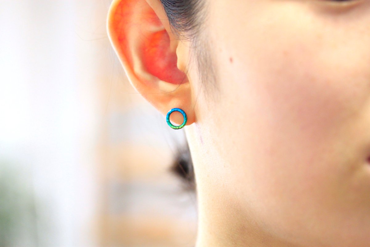 他にない深い色合いは、特殊加工による発色。
着色ではなく、素材であるチタン自体の色なので色落ちや変色など一切ありません。

半永久的に綺麗なままお使いいただけます。

※着用イメージは同シリーズの異なるモデルです。

#ピアス #チタン #プレゼント #ギフト
asgeometry.thebase.in/items/34875178