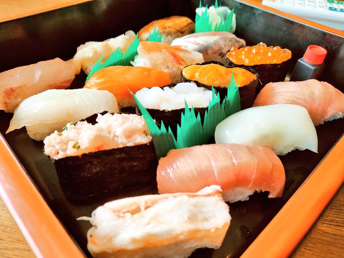 マジで謎。家に寿司がきたんだけど。
とりあえず食お。 