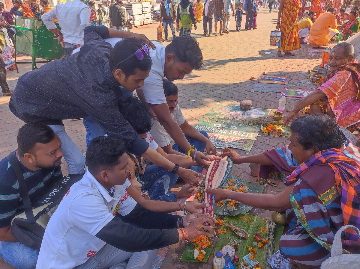 beinghumanBgr's tweet photo. ସାତ ବର୍ଷରେ ଆମେ.୭ ବର୍ଷରେ ୫00 ଶବ ସତ୍କାର.. ପୁରୀରେ ସାମୁହିକ ଶ୍ରାଦ୍ଧ..
 @CMO_Odisha @Naveen_Odisha @pranabpdas @TukuniSahu @AnubhavMohanty_ @achyuta_samanta @CollectorBgr   @DFOBalangir    @spbalangir @DeoKalikesh @NarasinghMishra @sabyaactor @OdishaCouncil  @ArkeshOfficial https://t.co/NsVSF1LS7h