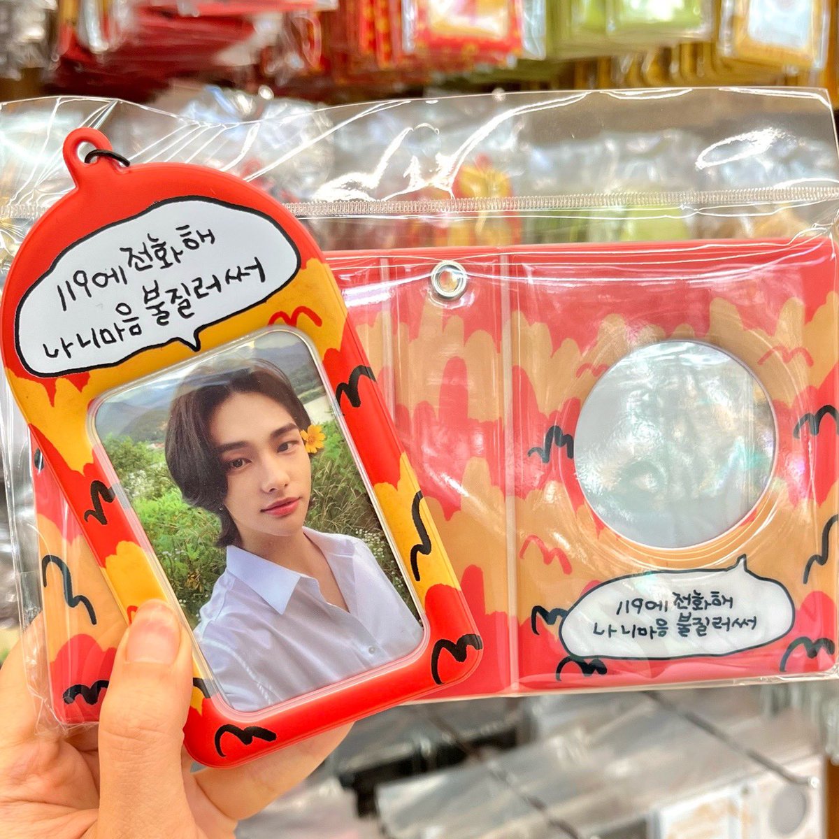 💘콜북 오프라인 선출시💘

모두가 기다리던 콜북 신상이 더키월드 
오프라인 스토어에 입고되었습니다❕❕❤️‍🔥

포카홀더랑 세트 맞추면 얼마나 귀여운지 다들 봐주세요 !! 
게다가 만 원도 안된다구요🚰·̫🚰...

💘RT 이벤트💘
-콜북 랜덤증정
-인원 : 10명
-기간 : 1/12~1/18
-당첨자 발표 : 1/19