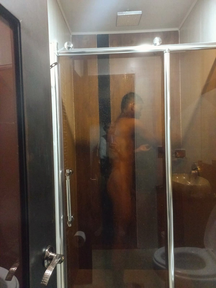 leoSeba_1's tweet photo. Un bañito 💦😏
#hot #baño #Men #hombres #Moreno #sigueme #love https://t.co/ifz4RleyPn