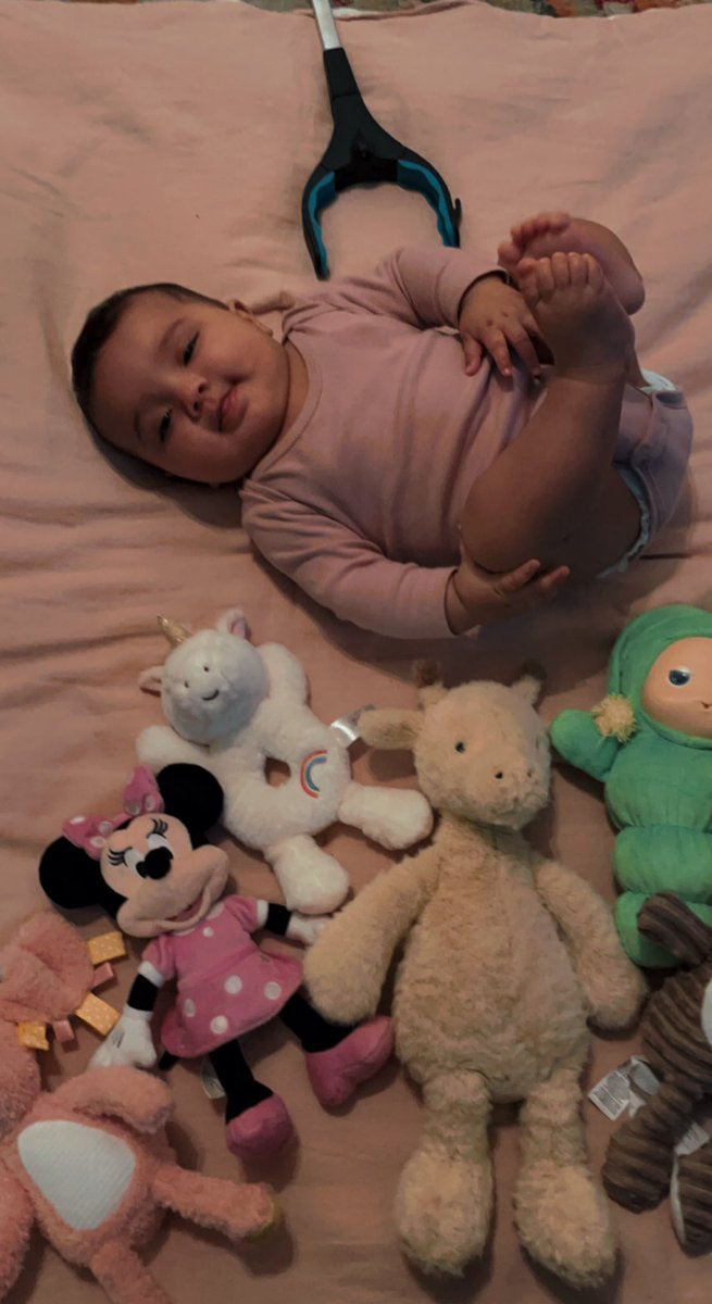 oliviaaaw123's tweet photo. Day 7 : of recreating Pinterest baby pictures..the claw machine 🧸 

Inspo vs the pictures https://t.co/yIv1Tjpv5G