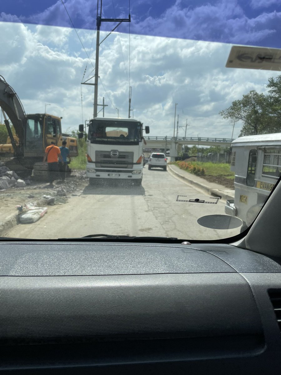 Cathy_Cutty's tweet photo. @MMDA @MMDANavigator this is my 3rd time to report the lack of order in your Impounding area in Tumana. Everyday na lang nagtatraffic kasi occupied ng tow trucks yun kalsada, may nagka-counterflow pa. We get inconvenienced by this at this time everyday. Pls address this ASAP. TY. https://t.co/ywXP5wS3M0