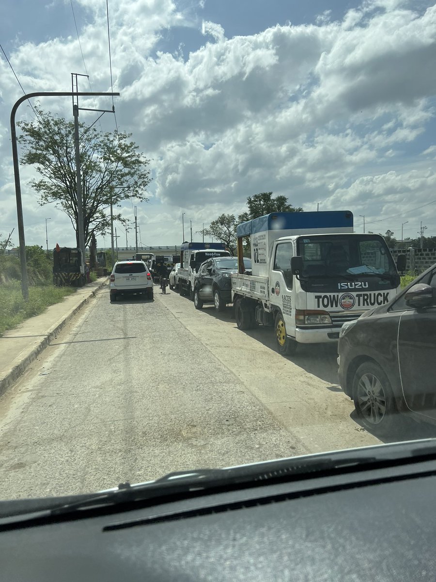 Cathy_Cutty's tweet photo. @MMDA @MMDANavigator this is my 3rd time to report the lack of order in your Impounding area in Tumana. Everyday na lang nagtatraffic kasi occupied ng tow trucks yun kalsada, may nagka-counterflow pa. We get inconvenienced by this at this time everyday. Pls address this ASAP. TY. https://t.co/ywXP5wS3M0
