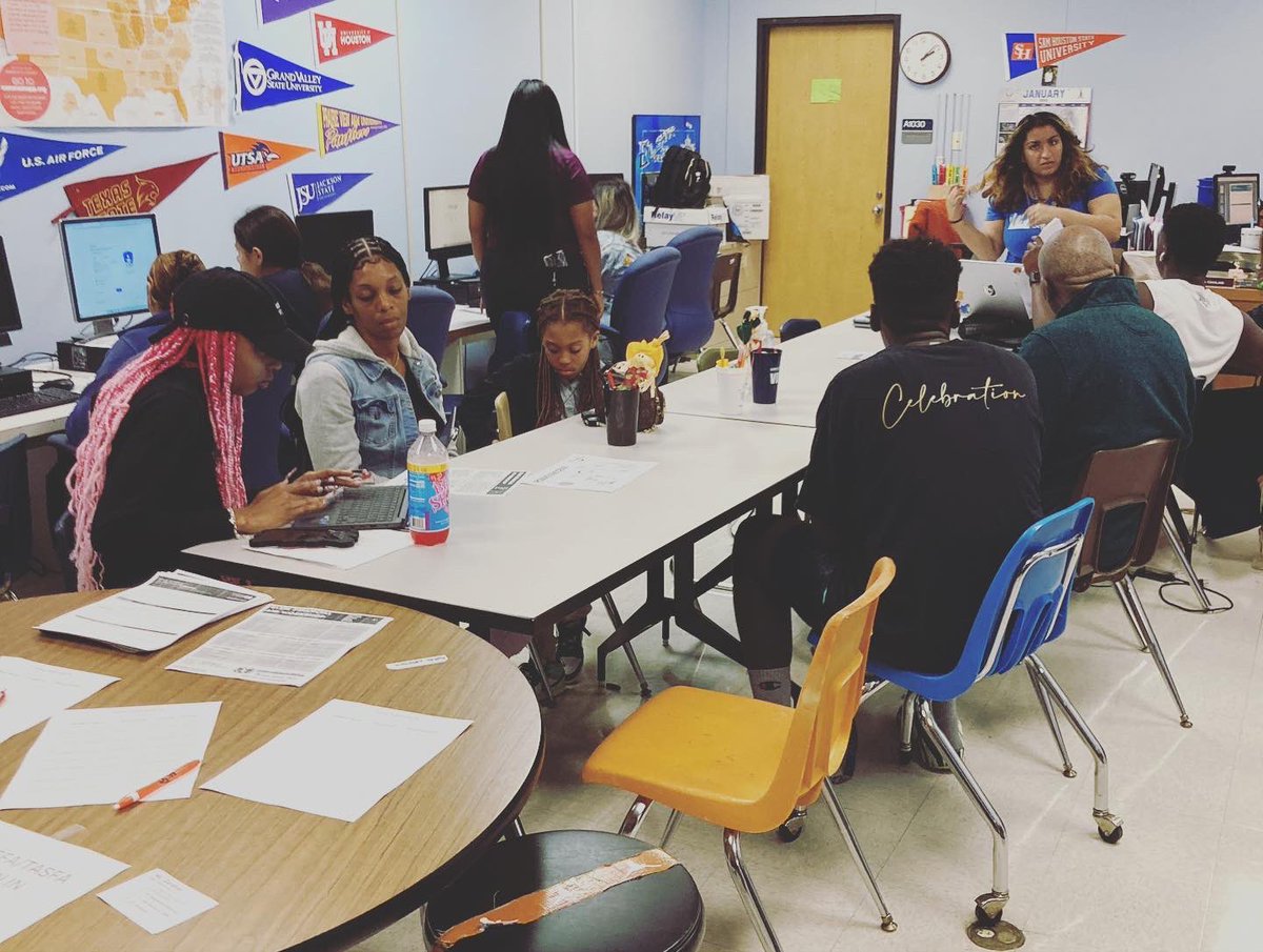 AliefCCC's tweet photo. Elsik’s Financial Aid night was a huge success! #collegeaccess https://t.co/SMrmssWoYr
