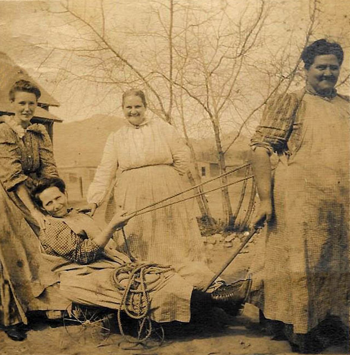 TracesofTexas's tweet image. Women goofing around in El Paso in an undated photo. Because if you're in El Paso, might as well goof around.