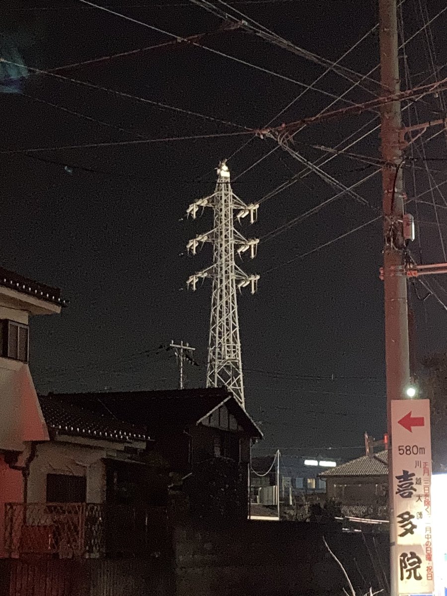 104hero2010's tweet photo. 【鉄塔を下から見上げてみた】
夜空にそびえる川越線の鉄塔。たぶん「57」不夜城ぽくてなんかイイ!
#鉄塔 #鉄塔を下から見上げてみた
#nwdel
#Steeltower #Lookingupfrombelow https://t.co/yAEqbi6hHK