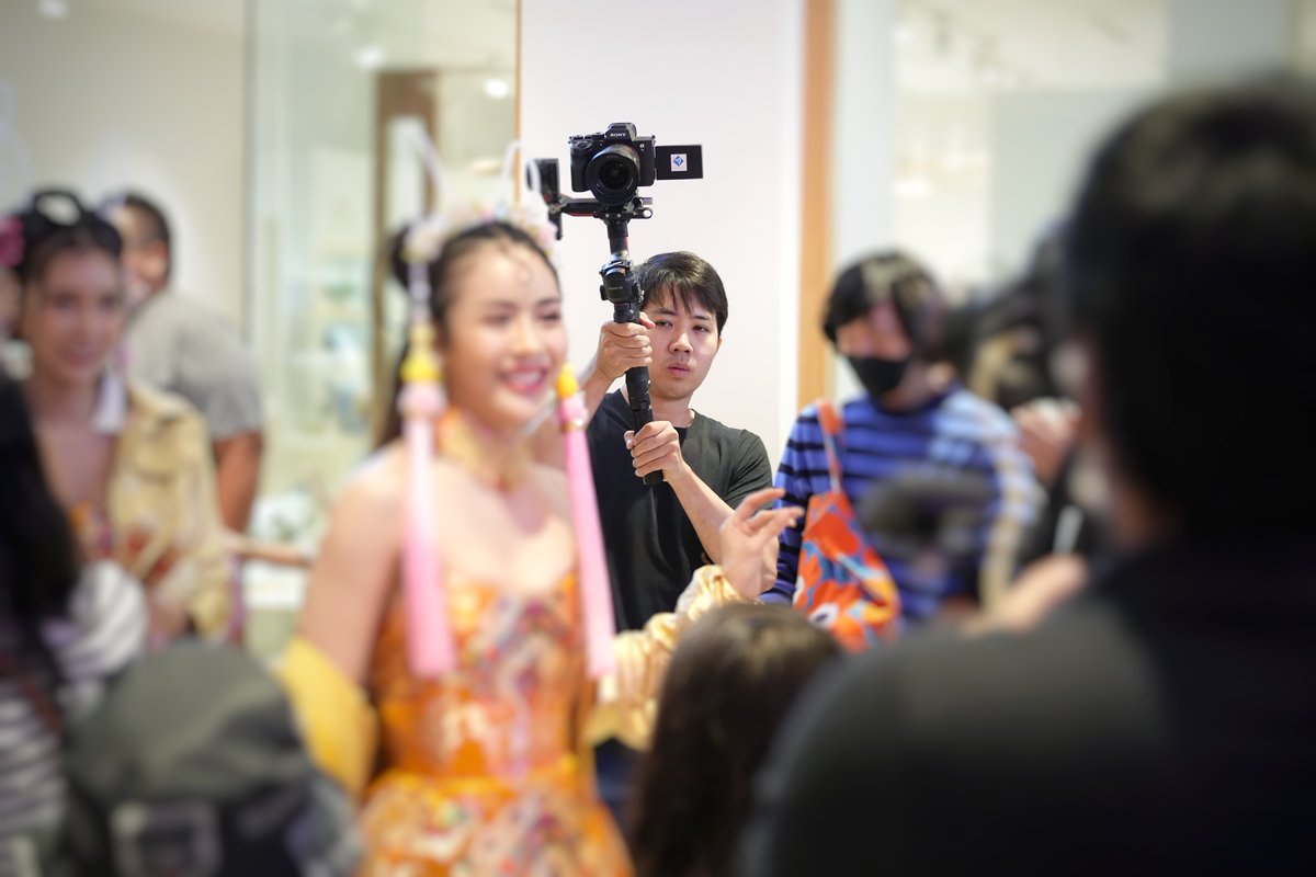 OaterALMIGHTY's tweet photo. เมื่อถ่ายงานที่ต้องสู้รบกับกองทัพสื่อ ตากล้องอย่างเราต้องยิ้มและสบตากับดาราเข้าไว้ เพื่อให้เค้าหันมาสนใจเรา และก็ได้ผลดีด้วยนะ 😊😊😊
เครดิตภาพโดย #picguiide
#centralworld #chinesenewyear2023 https://t.co/I2zLcT0GPw