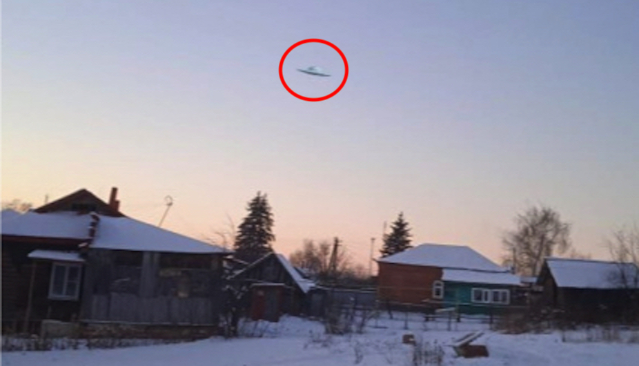 UFOSightings101's tweet photo. Classic Disk Recorded Over Village Penza, Russia On Jan 10, 2023, Photos, UFO Sighting News. This one is tilted, just like Nuclear Physicist Bob Lazar of Area S4 said UFOs do when they move in a direction. https://t.co/B9DVUOZvRo #UFOtwitter https://t.co/r97szT3UYJ