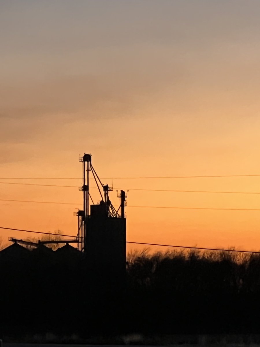 HolaChurchLady's tweet photo. Can’t decide which is prettier. #txsunsets #TownSunset #prospertx https://t.co/aZqr2JGH0A