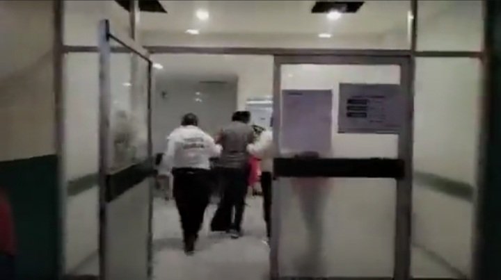 CampecheHOYmx's tweet photo. #EntérateCH | Durante el enfrentamiento entre policías y un grupo armado en la comunidad de Alfredo V. Bonfil, un agente ministerial resultó lesionado. https://t.co/hOUuMDCtqo
