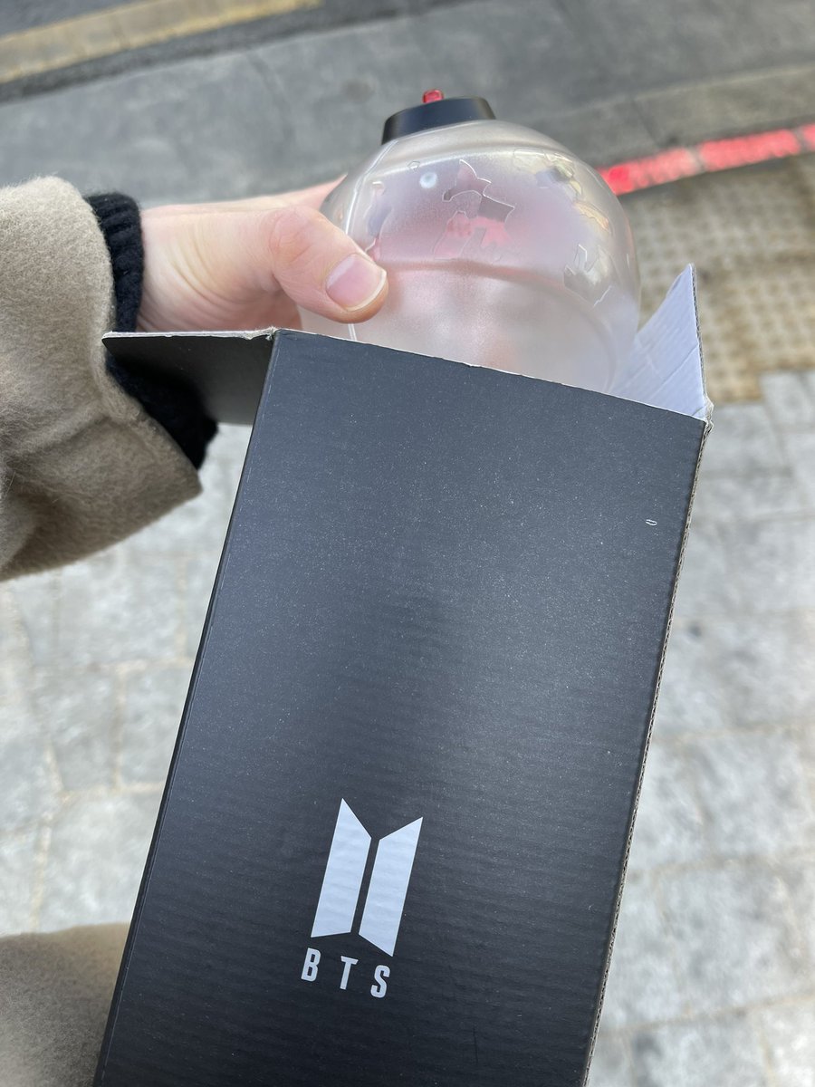 keepkeepon's tweet image. 첫 당근거래로 아미밤(효도밤) 샀다 ㅋㅋ 근데 앱으로 블루투스 연결해서 응원봉 불빛을 제어한다니 기술 많이 좋아졌네!!