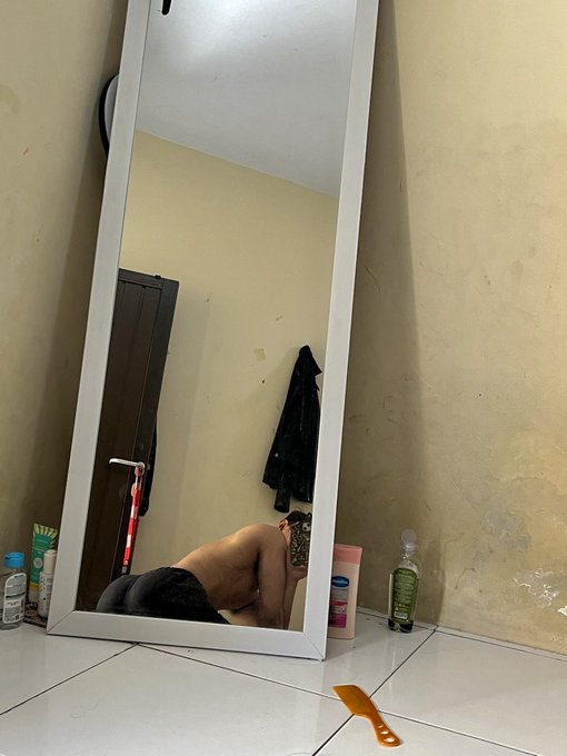 full album in 👉 here 🍑💦 https://t.co/PDP5T1vmXa https://t.co/aG7rmaPhMr