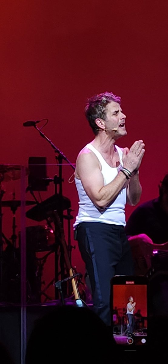 Praying for a sign <a href="/joeymcintyre/">Joey McIntyre</a> 

#Confetti #rafterDonnie