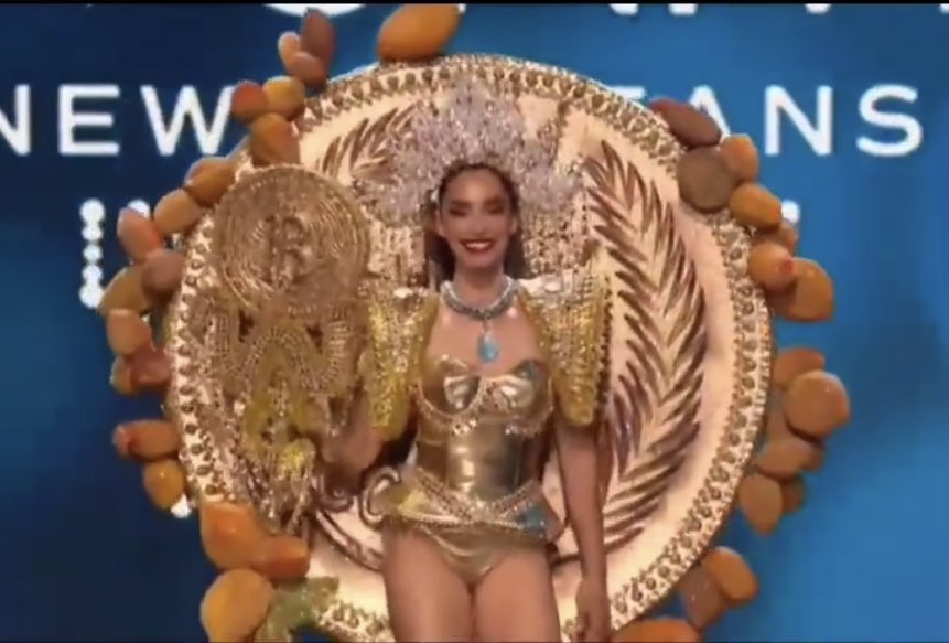 Cipot_e's tweet photo. El traje de la representante de El Salvador en Miss Universo es un bitcoin. Con cada paso que daba se devaluó más. Jajajaja Jajajaja 🤡🤡🤡 https://t.co/ZEaIhRDl2V