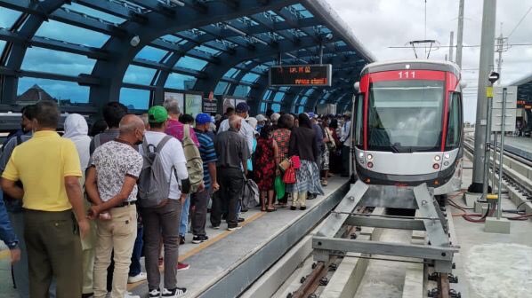 nelsonchamisa's tweet photo. When I proposed Bullet Trains for Zimbabwe in 2018,Mauritius,a country in SADC,didn’t have a train. Today #Isee they have one.Leadership makes things happen. It’s doable. Visionary leadership enables it all. The Metro Express is a light rail public transport system in Mauritius. https://t.co/hRNSbHTKgS