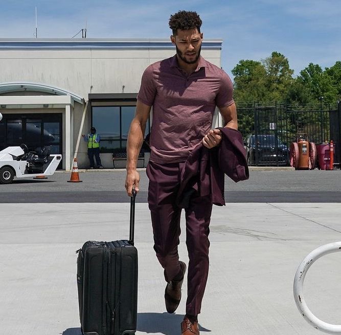 Bella Hadid pictured by paparazzi wearing a K’Andre Miller jersey. She recently told reporters “I want him to go to the all star game. I think it would really grow the game to have someone that sexy involved.”

#NHLAllStarVote