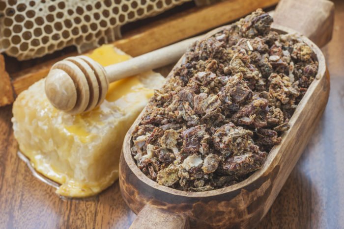 immuno_strong's tweet photo. La propoli pura non subisce alcun tipo di trattamento conservando tutte le proprietà benefiche naturali.
La propoli raffinata industrialmente invece, viene sottoposta a processi di estrazione e purificazione che ne modificano la composizione e ne riducono i benefici #propoli #api https://t.co/III5pAYbmT