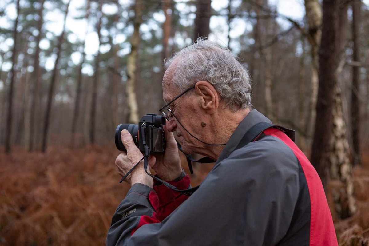 Naike_Costa's tweet photo. Roeland heeft een diepgewortelde passie voor fotografie, dus ging hij samen met het zorgteam naar het mooie Drongengoed. Roeland blij, team blij. Magic moments in #ouderenzorg! 

#hierzorgikvoor #samenzorgenvoorelkaar #hartenwens 
#happyplace https://t.co/TRjwnwLenm