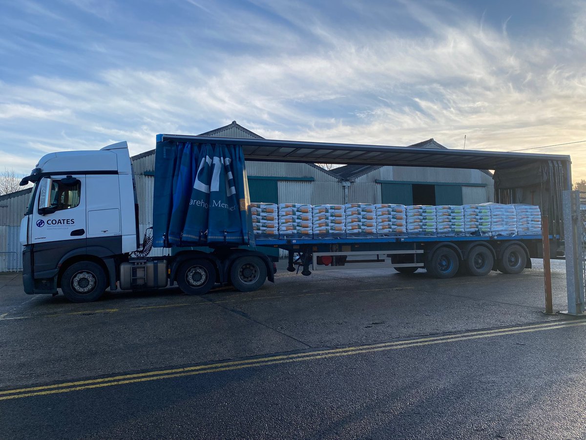 CollierTurfCare's tweet photo. First @ICL_Turf delivery of 2023, all stocked up for the spring 

@Happy_Pledge #SierrablenMini #ProTurf https://t.co/qrLyqRpB7t