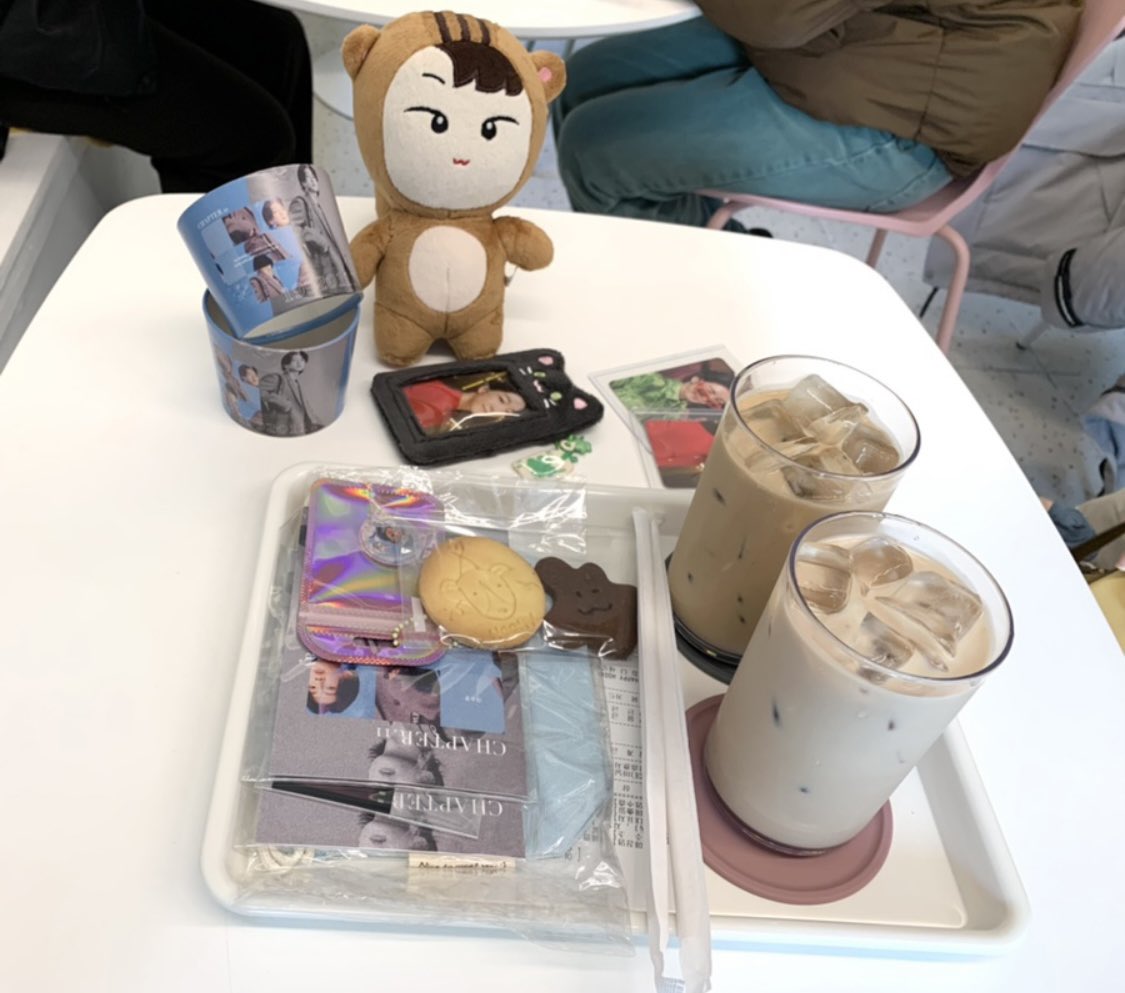 jpark3163's tweet photo. 특전도 그렇고 카페 내부도 그렇고 다 너무 좋았어요💙 음료랑 쿠키도 너무 맛있게 잘 먹었어요😆 생일 카페 진행해주셔서 너무 감사합니다💙 
 #매일_더_새로워져_훈이_모든_게_말야 https://t.co/u8zvJ60WaE