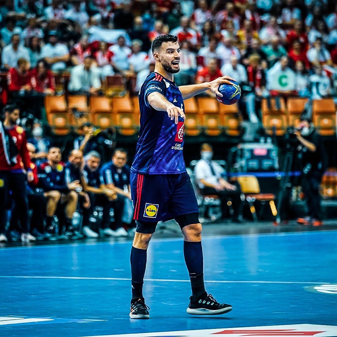 Nedim_Remili's tweet photo. Victoire pour ce premier match face à la Pologne ! 💪🏼🇫🇷 dziękujemy Polskim fan  za powitanie 👏🏼🙌🏼
@adidasFR @FRAHandball #BleuetFier #NR5 https://t.co/GtwFW33zt4